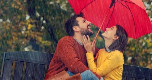 دانلود عکس عاشقانه دونفره زیر باران