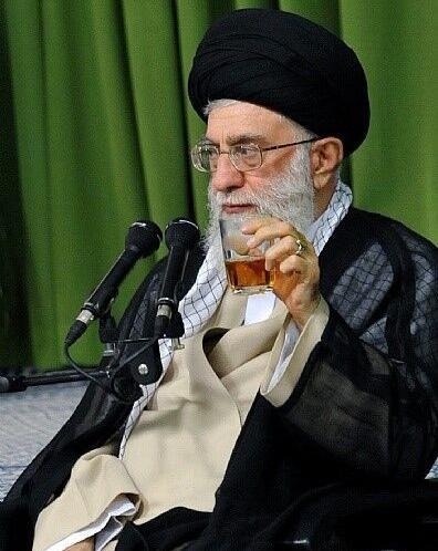 عکس خمینی در حال چای ریختن
