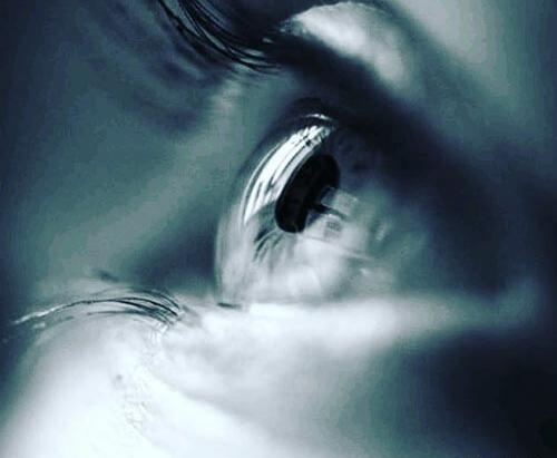 عکس چشم اشکی طبیعی