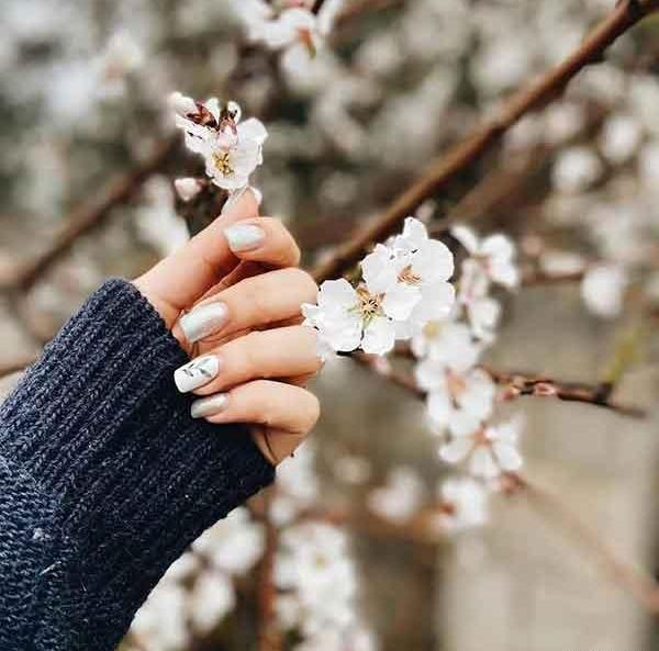 عکس دختر و شکوفه بهاری