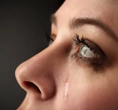 دانلود عکس چشم پر از خون