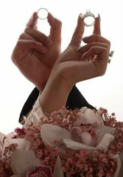 عکس گل با حلقه ازدواج