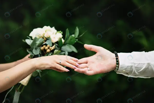 عکس دست با حلقه عروس و داماد