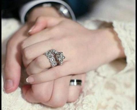 عکس حلقه نامزدی و دست