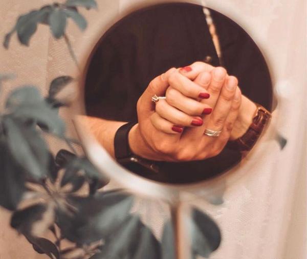 عکس حلقه نامزدی و دست