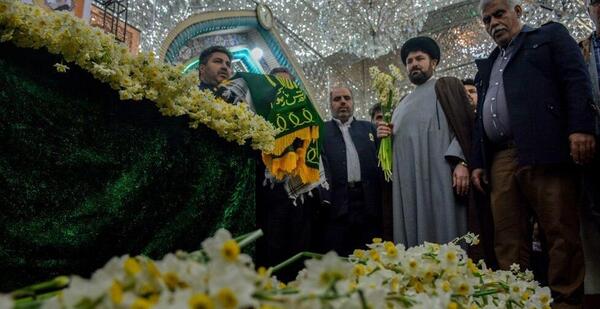 عکس حرم امام رضا با گل نرگس