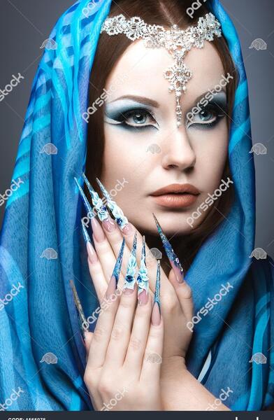 عکس دختر با چشم خاکستری