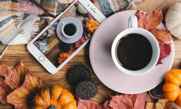 عکس فنجان چای در پاییز