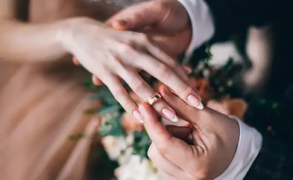 ژست عکس نامزدی با حلقه
