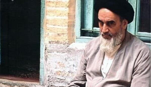 عکس امام خمینی هنگام چای ریختن