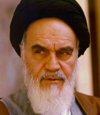 عکس امام خمینی هنگام چای ریختن
