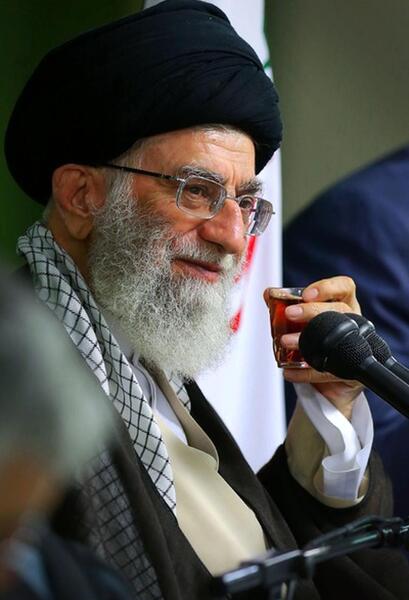 عکس امام خمینی هنگام چای ریختن