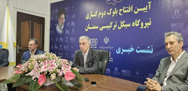 عکس امام خمینی هنگام چای ریختن