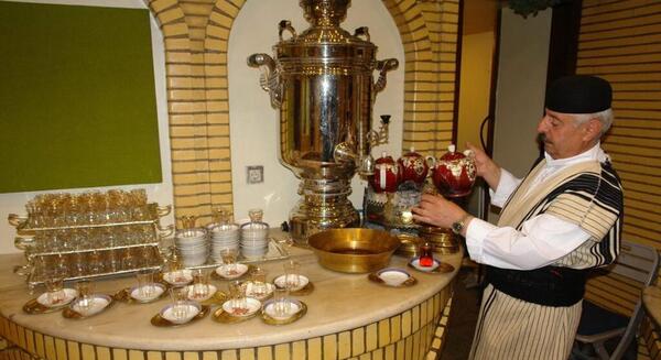 عکس امام خمینی هنگام چای ریختن