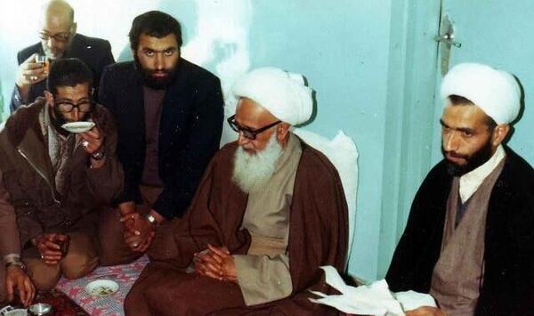 عکس امام خمینی هنگام چای ریختن