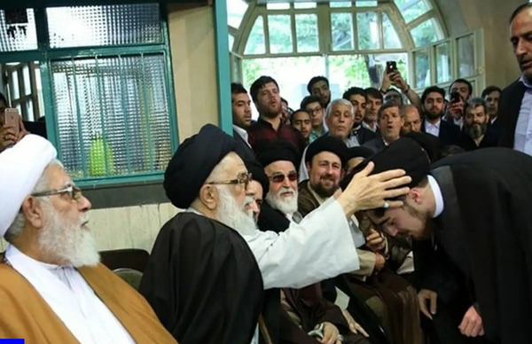 عکس امام خمینی هنگام چای ریختن