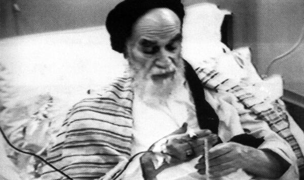 عکس امام خمینی هنگام چای ریختن