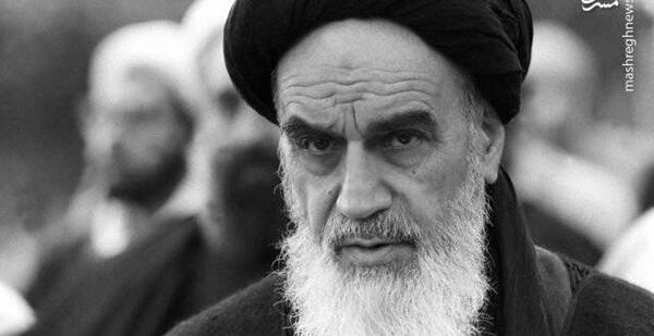 عکس امام خمینی هنگام چای ریختن