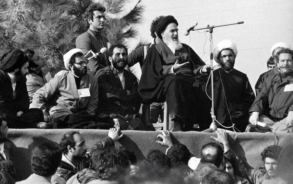 عکس امام خمینی هنگام چای ریختن