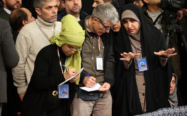 عکس امام خمینی هنگام چای ریختن
