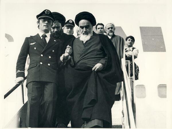 عکس امام خمینی هنگام چای ریختن