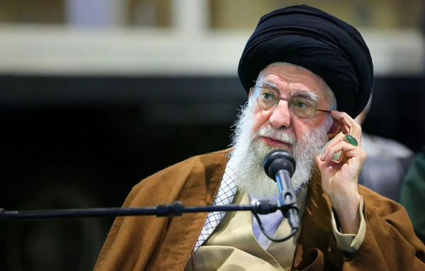 عکس امام خمینی هنگام چای ریختن