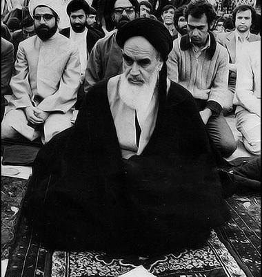عکس امام خمینی هنگام چای ریختن