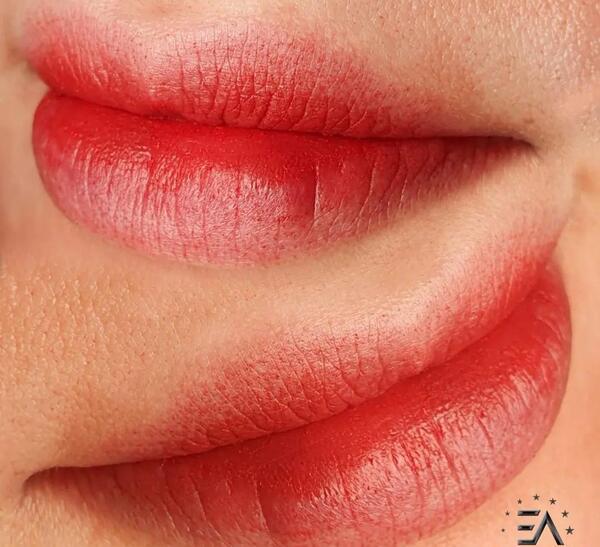 عکس خط لب تاتو شده