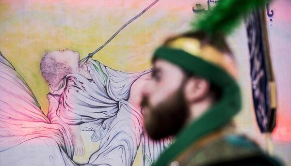 عکس حضرت علی اکبر در آغوش امام حسین