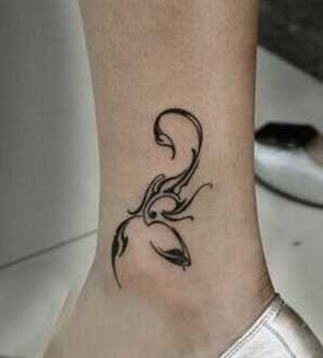 عکس تاتو عقرب روی پا