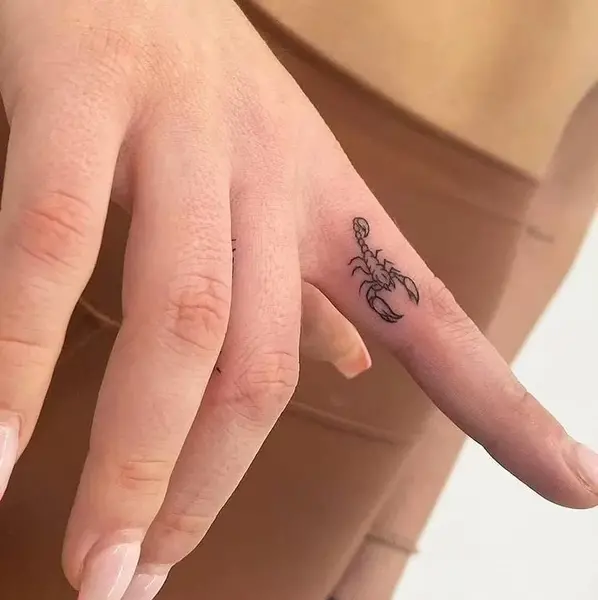 عکس تاتو عقرب روی پا