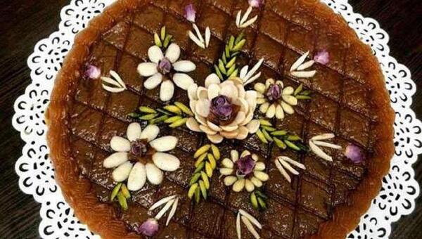 عکس تزیین حلوا با خلال پسته و بادام