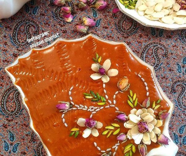 عکس تزیین حلوا با خلال پسته و بادام