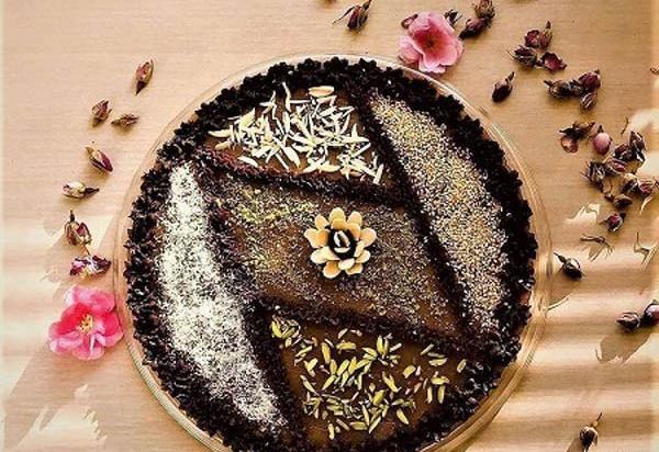 عکس تزیین حلوا با خلال پسته و بادام