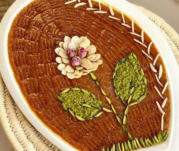 عکس تزیین حلوا با خلال پسته و بادام