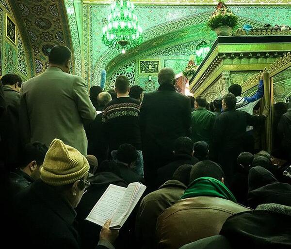 عکس با گوشی جلو حرم امام رضا