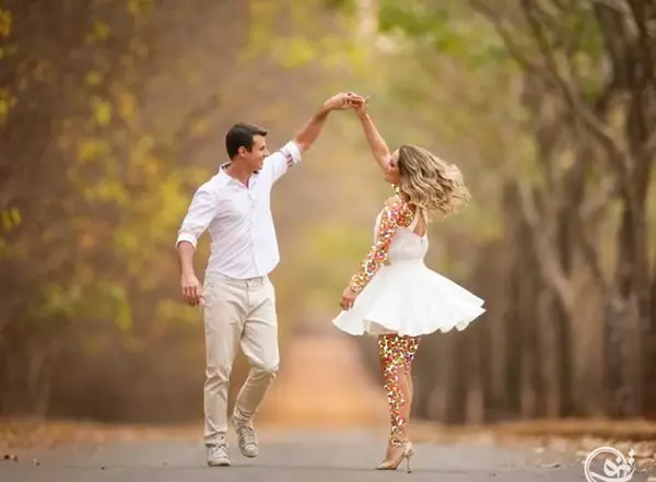 ژست عکس تولد دونفره در طبیعت