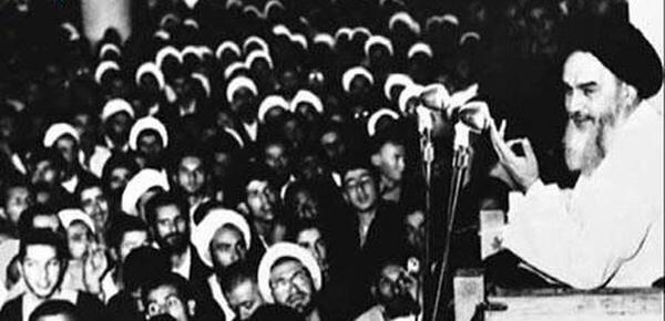 عکس امام خمینی در حال چای ریختن
