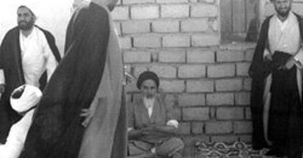 عکس امام خمینی در حال چای ریختن