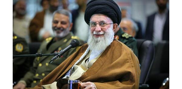 عکس امام خمینی در حال چای ریختن