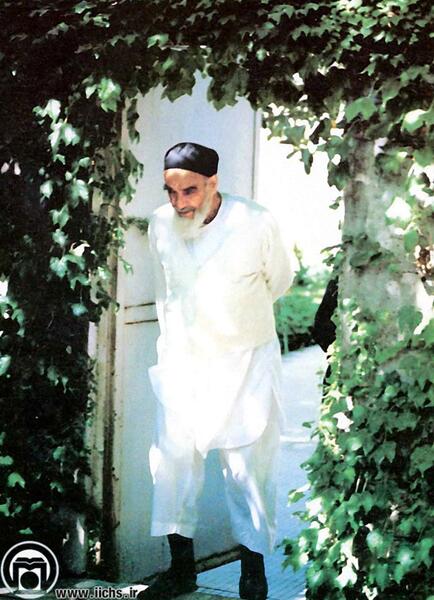 عکس امام خمینی در حال چای ریختن
