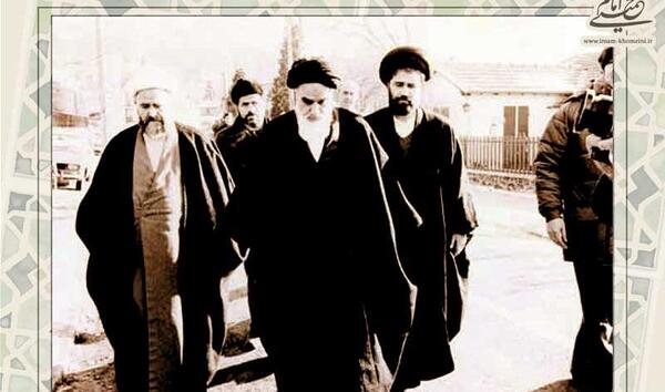 عکس امام خمینی در حال چای ریختن