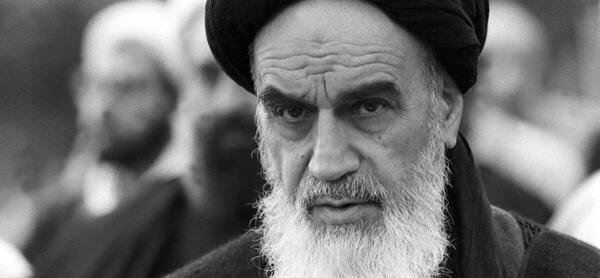 عکس امام خمینی در حال چای ریختن