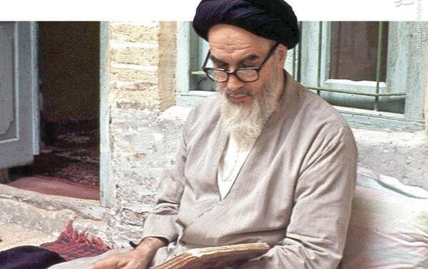 عکس امام خمینی در حال چای ریختن