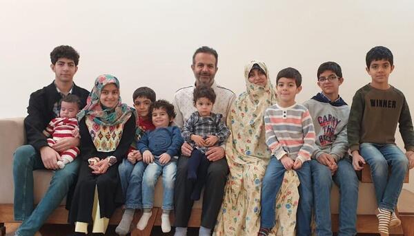 عکس علی صادقی و بچه هایش