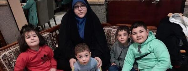 عکس علی صادقی و بچه هایش