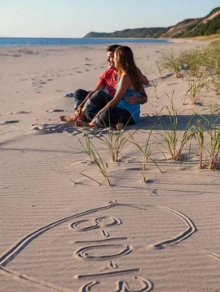عکس تولد دخترانه کنار دریا