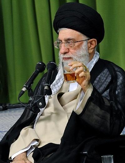 عکس چای خوردن رهبر