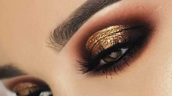 عکس آرایش چشم مشکی طلایی