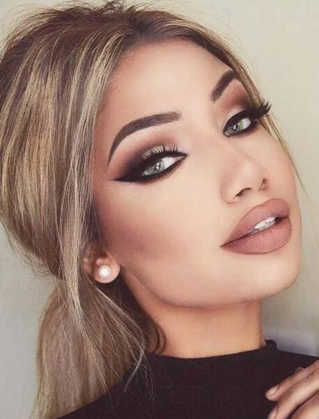 عکس آرایش چشم مشکی طلایی